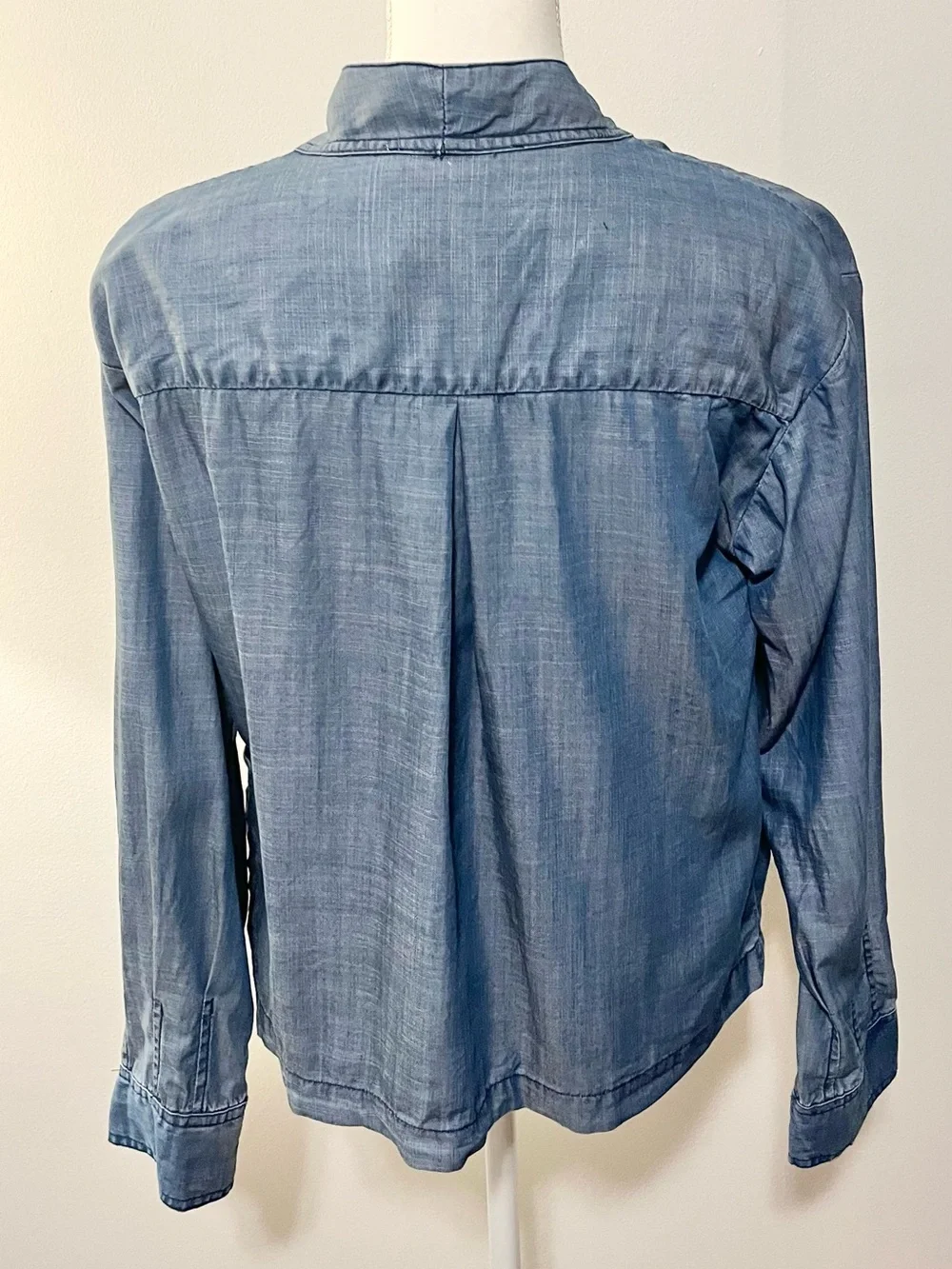 Current Air Chambray Tie-Front Lightweight Shirt/Jacket in Light Blue. Size Med